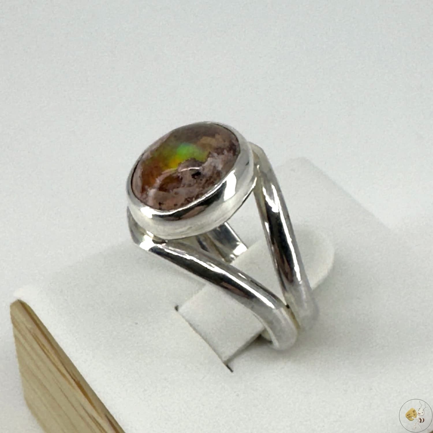 Bague en argent massif 925/950 avec opale aux reflets irisés verts et orangés – Formiga-Loca-01
