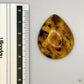 Cabochon en ambre jaune du Mexique, forme goutte, avec des inclusions naturelles et une finition polie. Présenté avec une règle pour référence