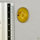 Cabochon en ambre jaune du Mexique, forme ovale, avec des inclusions naturelles et une finition polie. Présenté avec une règle pour référence