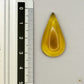 Cabochon en ambre jaune du Mexique, forme goutte, avec des inclusions naturelles et une finition polie. Présenté avec une règle pour référence