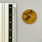 Cabochon en ambre jaune du Mexique, forme ronde, avec des inclusions naturelles et une finition polie. Présenté avec une règle pour référence