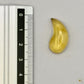 Cabochon en ambre jaune du Mexique, forme libre, avec des inclusions naturelles et une finition polie. Présenté avec une règle pour référence