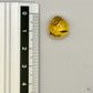 Cabochon en ambre jaune du Mexique, forme goutte, avec des inclusions naturelles et une finition polie. Présenté avec une règle pour référence