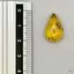 Cabochon en ambre jaune du Mexique, forme goutte, avec des inclusions naturelles et une finition polie. Présenté avec une règle pour référence