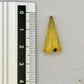 Cabochon en ambre jaune du Mexique, forme triangulaire, avec des inclusions naturelles et une finition polie. Présenté avec une règle pour référence