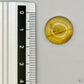 Cabochon en ambre jaune du Mexique, forme ronde, avec des inclusions naturelles et une finition polie. Présenté avec une règle pour référence