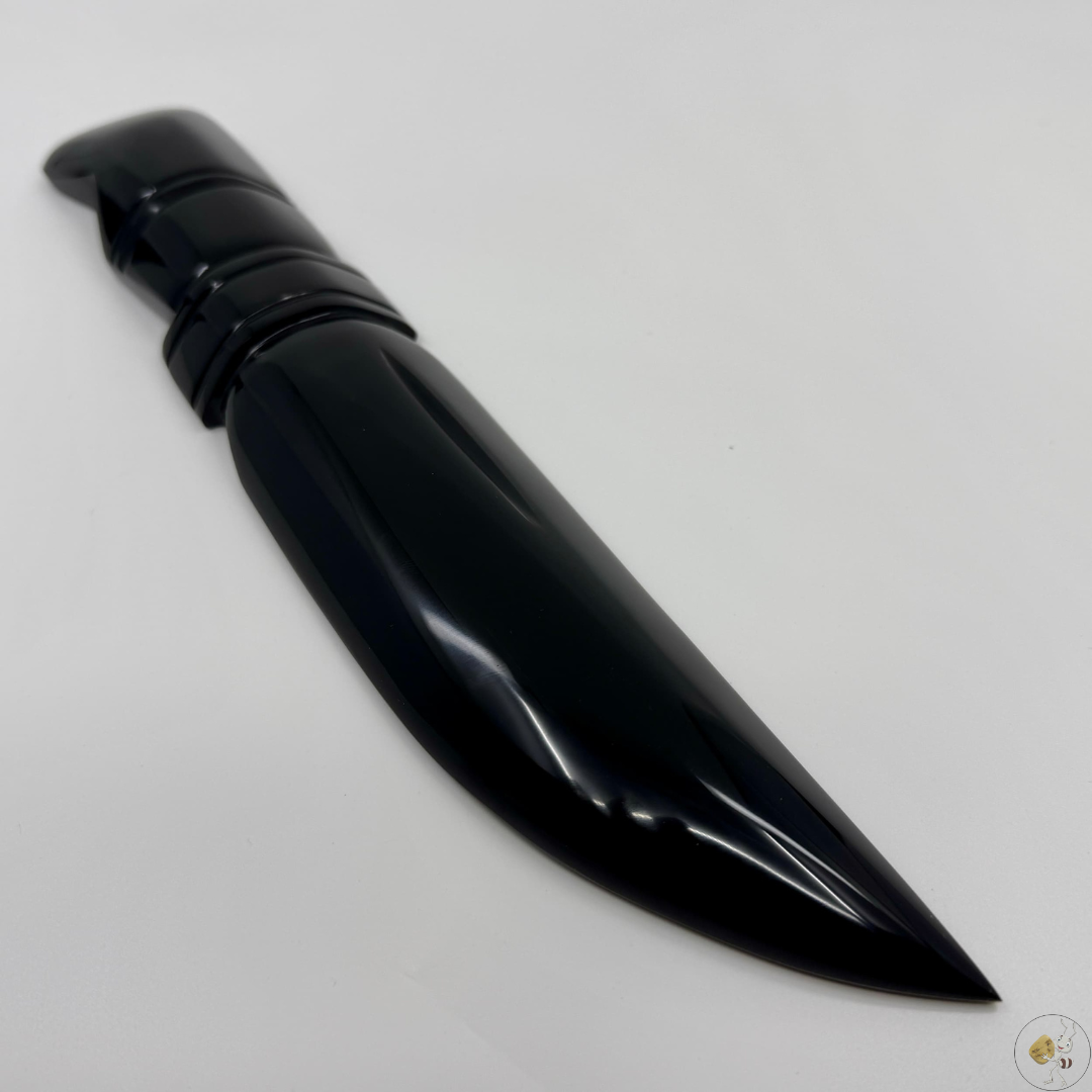 Couteau en obsidienne noire sculptée, 28 cm, lame polie et manche taillé artisanalement.