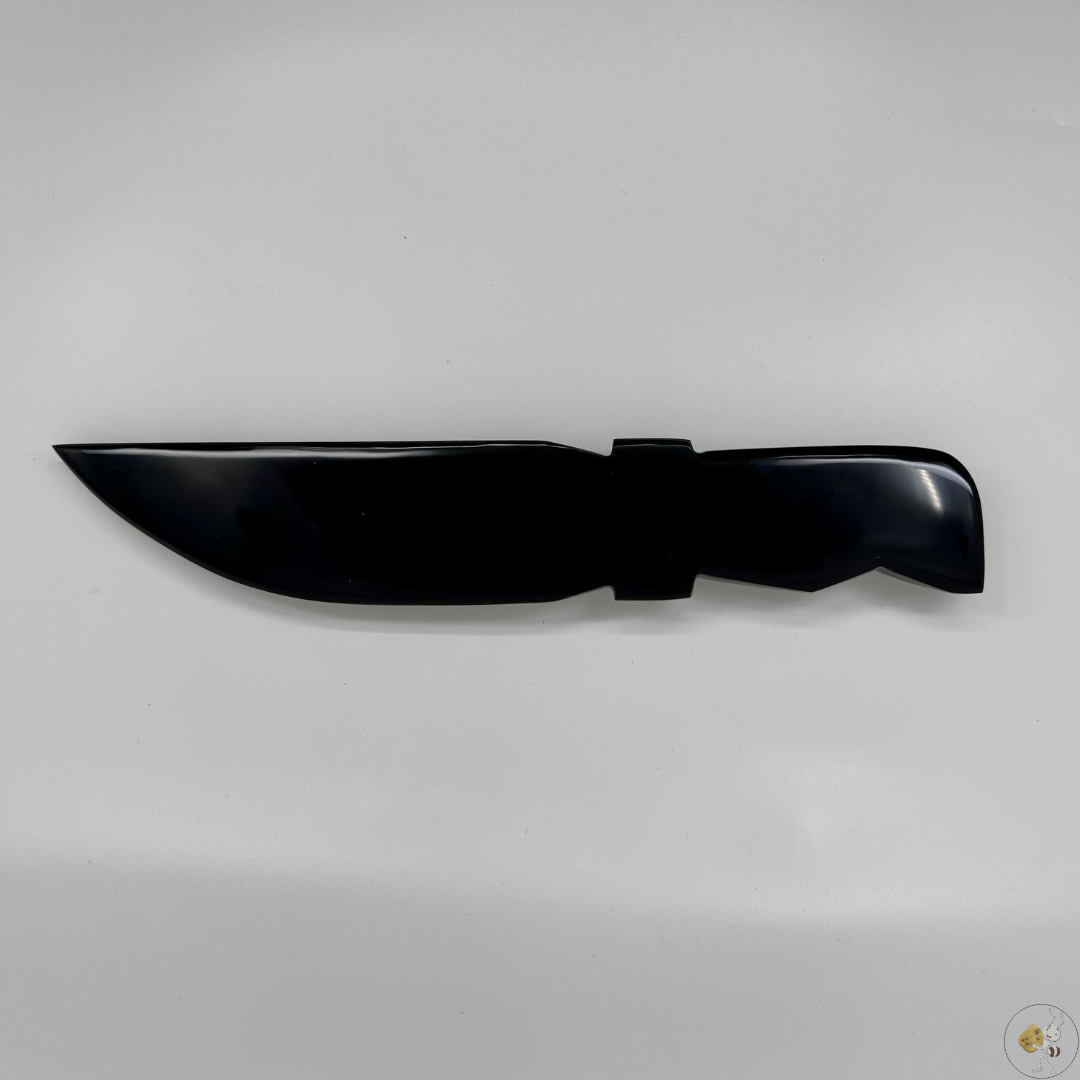 Couteau en obsidienne noire sculptée, 28 cm, lame polie et manche taillé artisanalement.