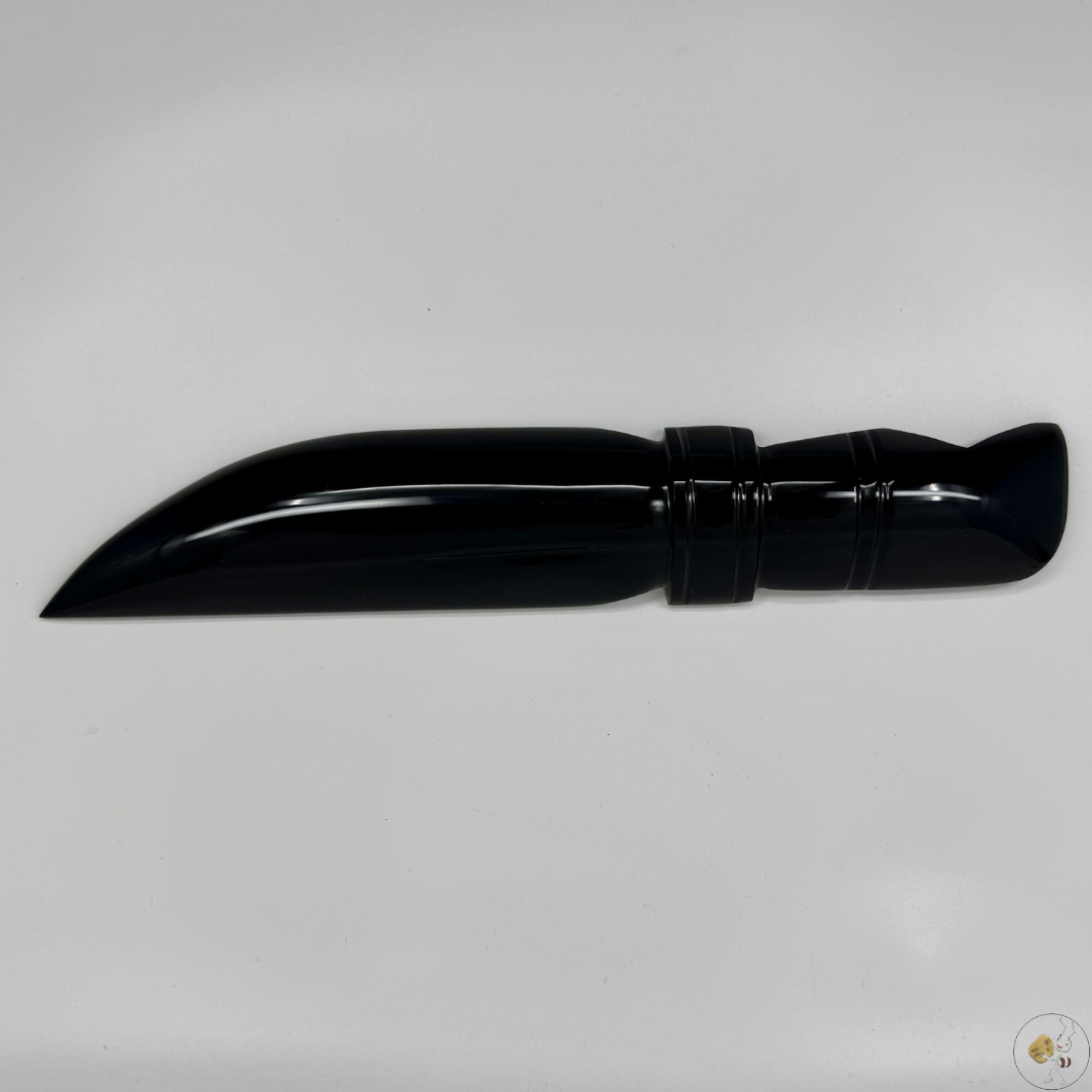 Couteau en obsidienne noire sculptée, 28 cm, lame polie et manche taillé artisanalement.