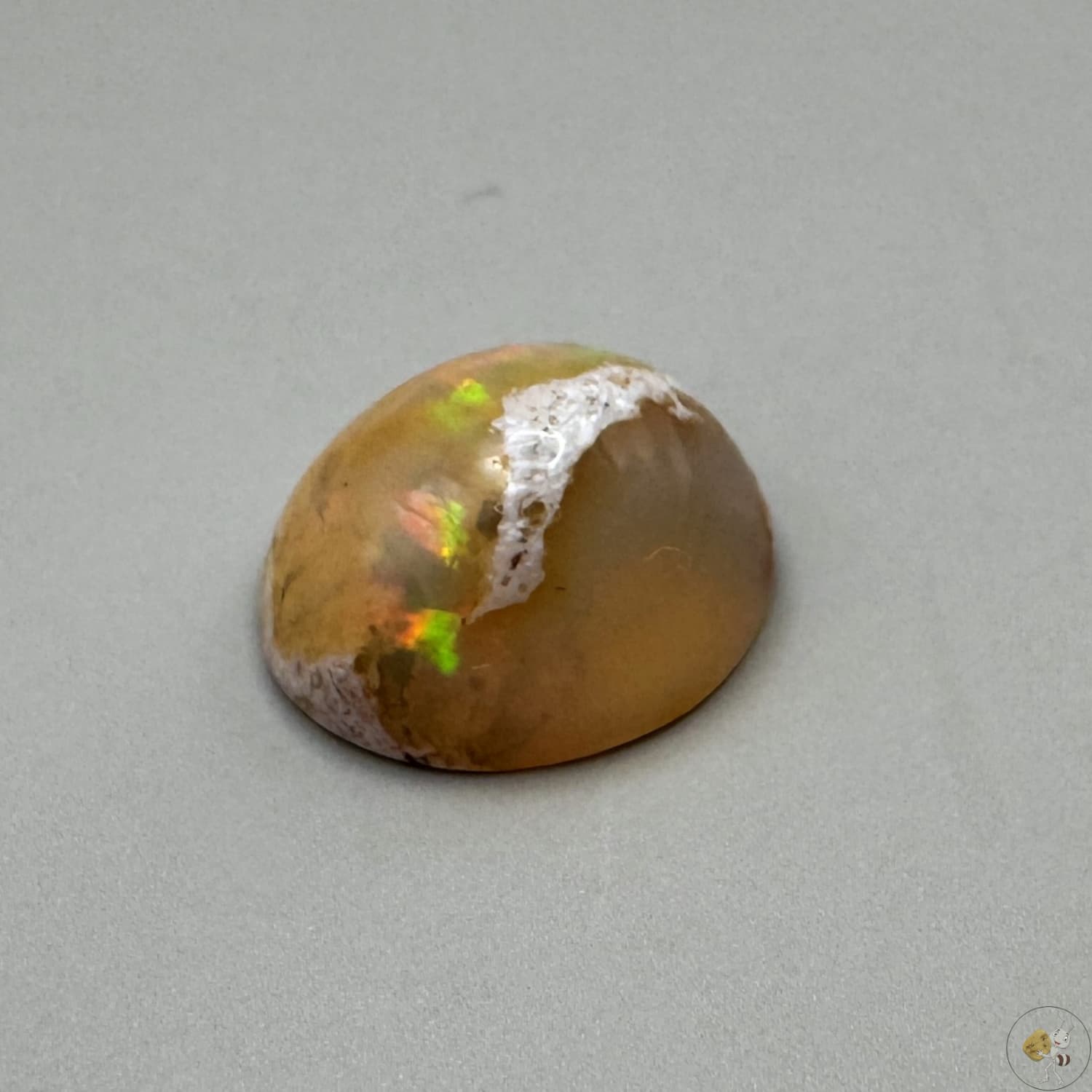 Opale noble du Mexique, aux reflets multicolores fluorescent. Pierre naturelle unique, idéale pour la bijouterie ou la collection.