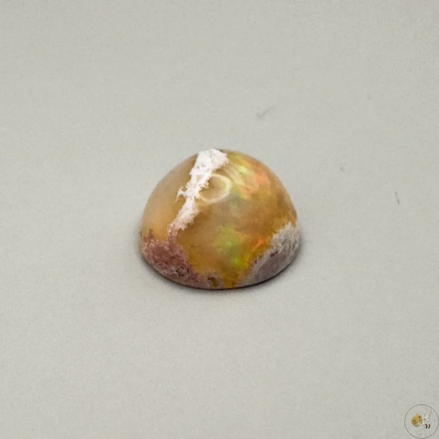 Opale noble du Mexique, aux reflets multicolores fluorescent. Pierre naturelle unique, idéale pour la bijouterie ou la collection.