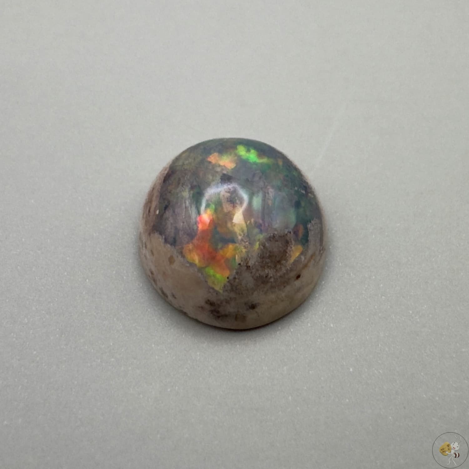 Opale noble du Mexique, aux reflets multicolores intenses. Pierre naturelle unique, idéale pour la bijouterie ou la collection.