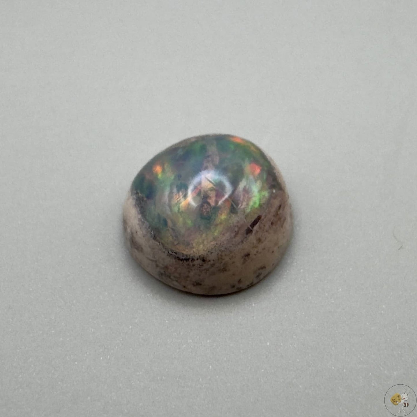 Opale noble du Mexique, aux reflets multicolores intenses. Pierre naturelle unique, idéale pour la bijouterie ou la collection.