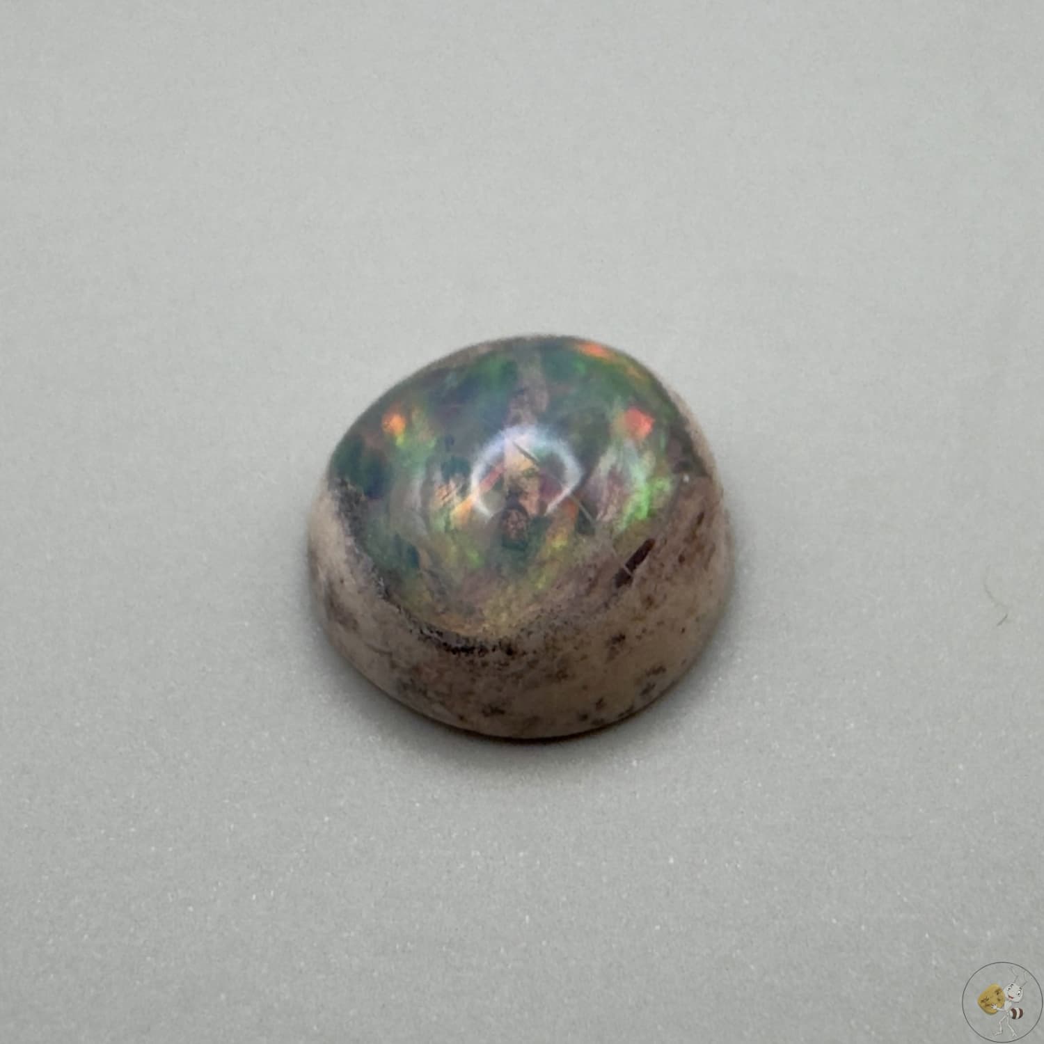Opale noble du Mexique, aux reflets multicolores intenses. Pierre naturelle unique, idéale pour la bijouterie ou la collection.