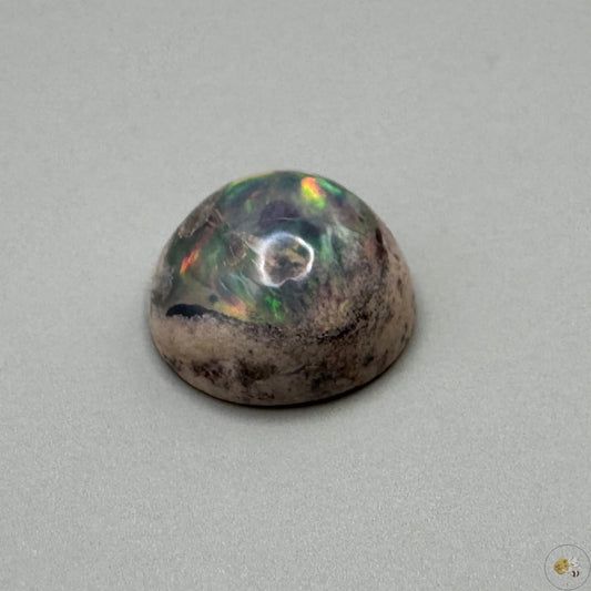 Opale noble du Mexique, aux reflets multicolores intenses. Pierre naturelle unique, idéale pour la bijouterie ou la collection.