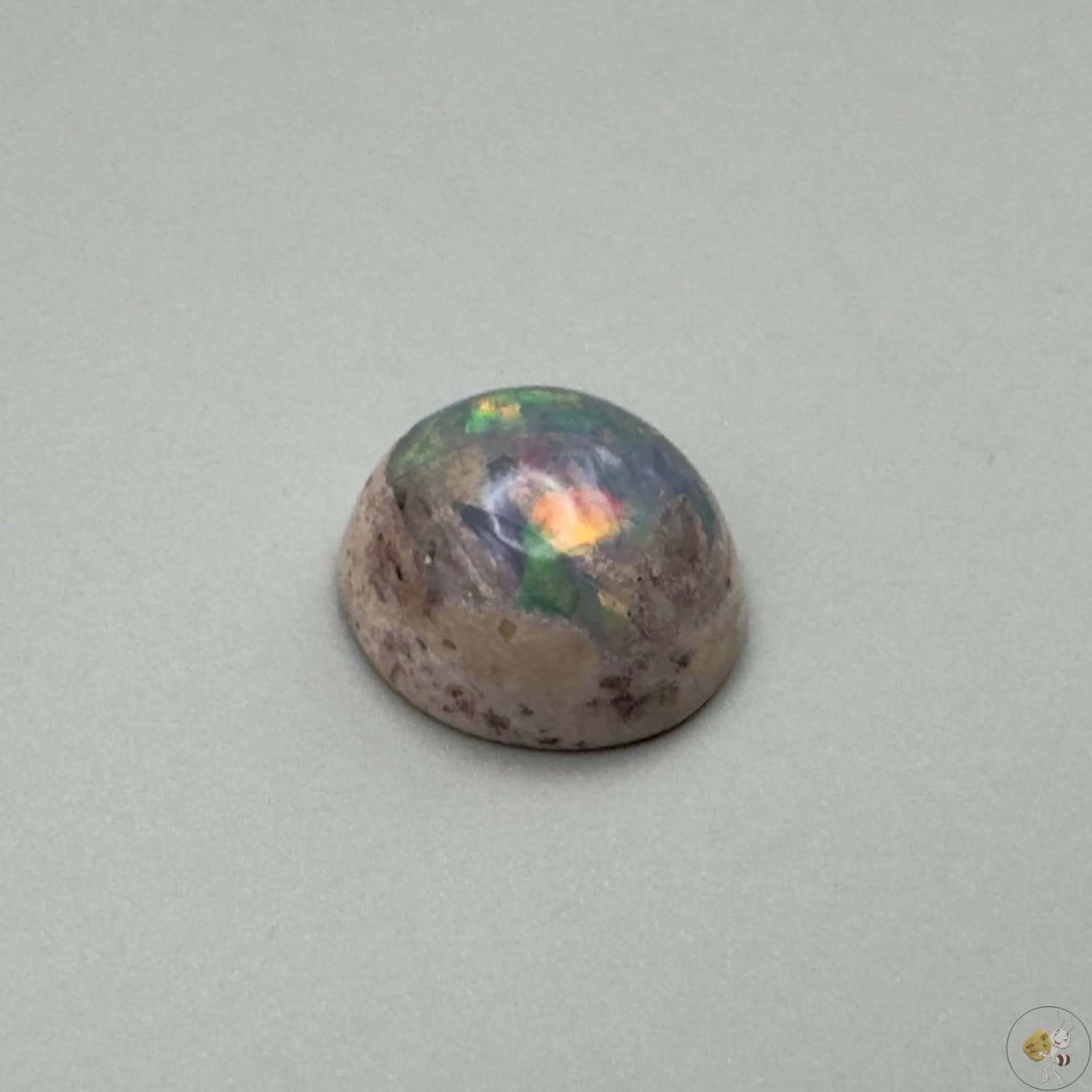 Opale noble du Mexique, aux reflets multicolores intenses. Pierre naturelle unique, idéale pour la bijouterie ou la collection.
