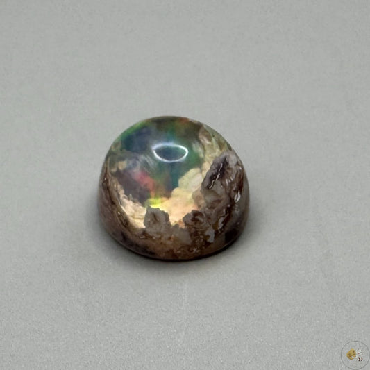 Opale noble du Mexique, aux jeux de lumière spectaculaires. Pierre naturelle unique, idéale pour la bijouterie ou la collection.