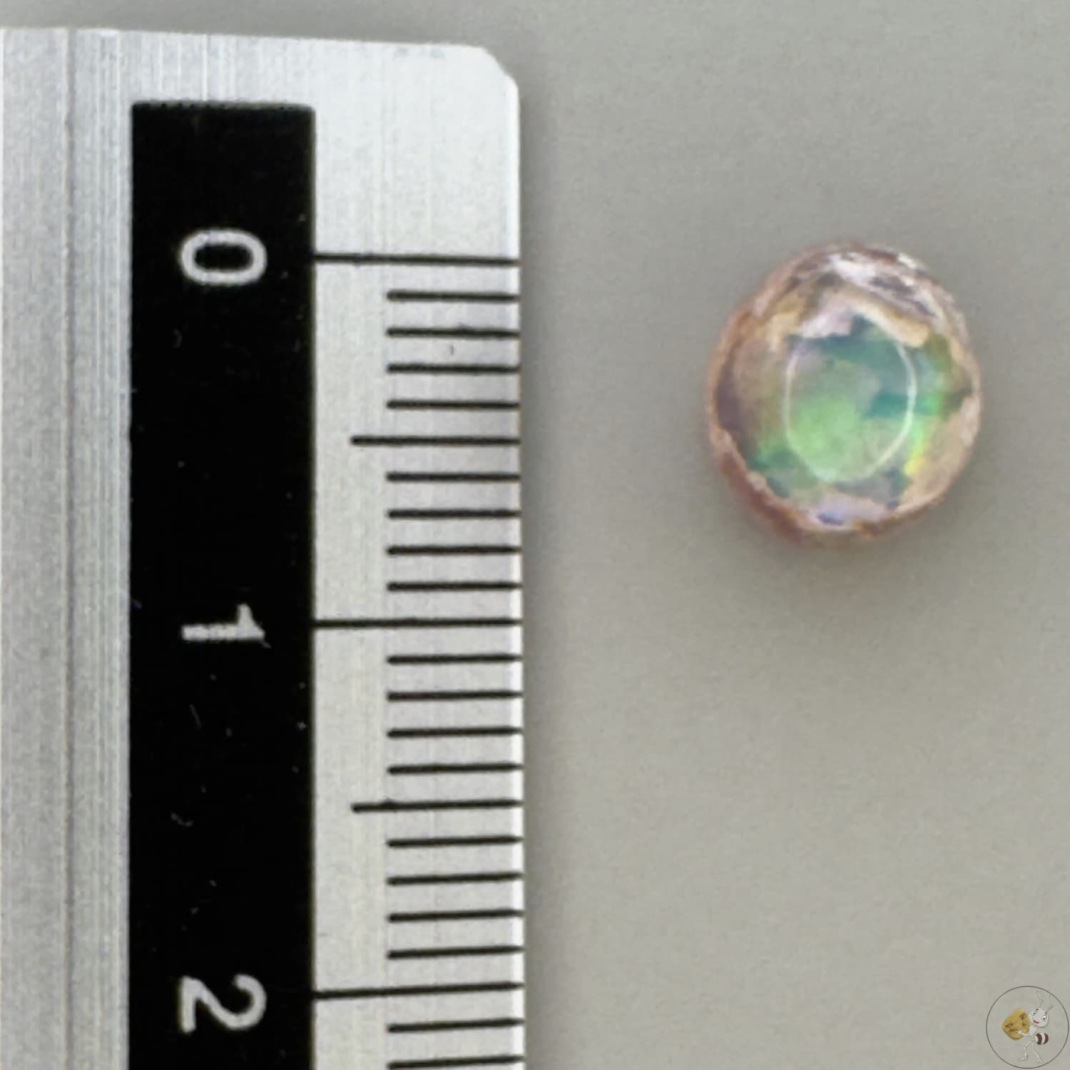 Opale noble du Mexique, aux jeux de lumière spectaculaires. Pierre naturelle unique, idéale pour la bijouterie ou la collection.