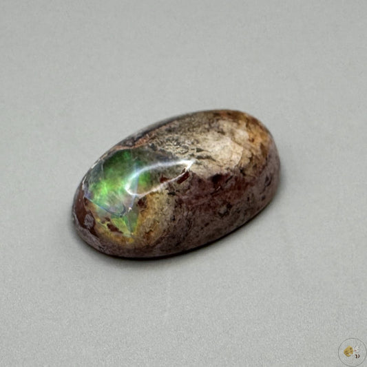 Opale noble du Mexique, aux tons chauds et brillance cristalline. Pierre naturelle unique, idéale pour la bijouterie ou la collection.