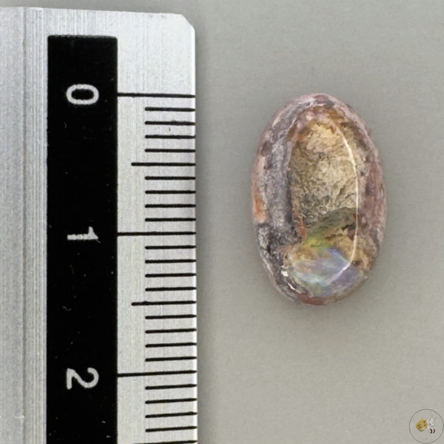 Opale noble du Mexique, aux tons chauds et brillance cristalline. Pierre naturelle unique, idéale pour la bijouterie ou la collection.