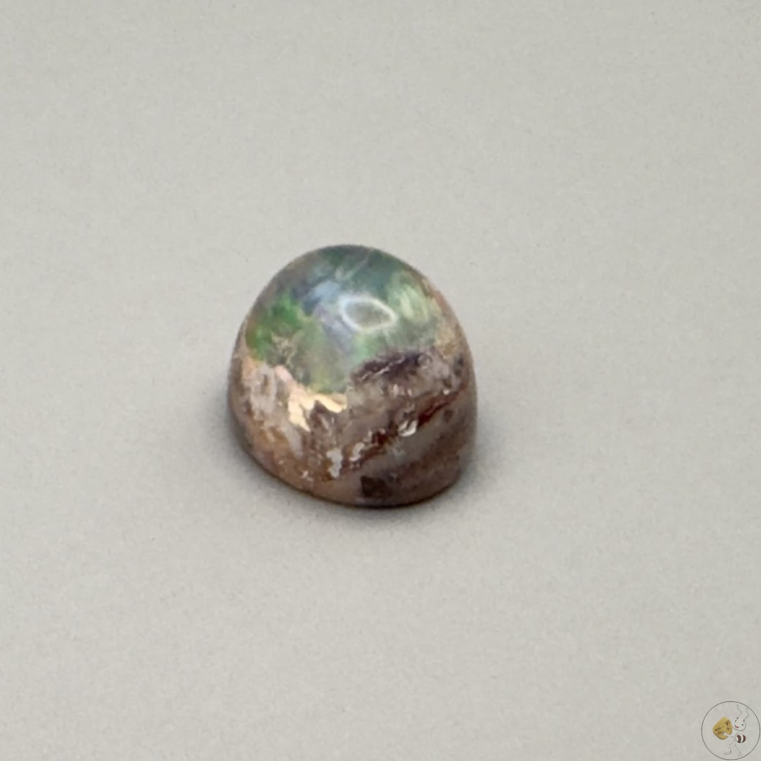 Opale noble du Mexique, aux jeux de lumière spectaculaires. Pierre naturelle unique, idéale pour la bijouterie ou la collection.