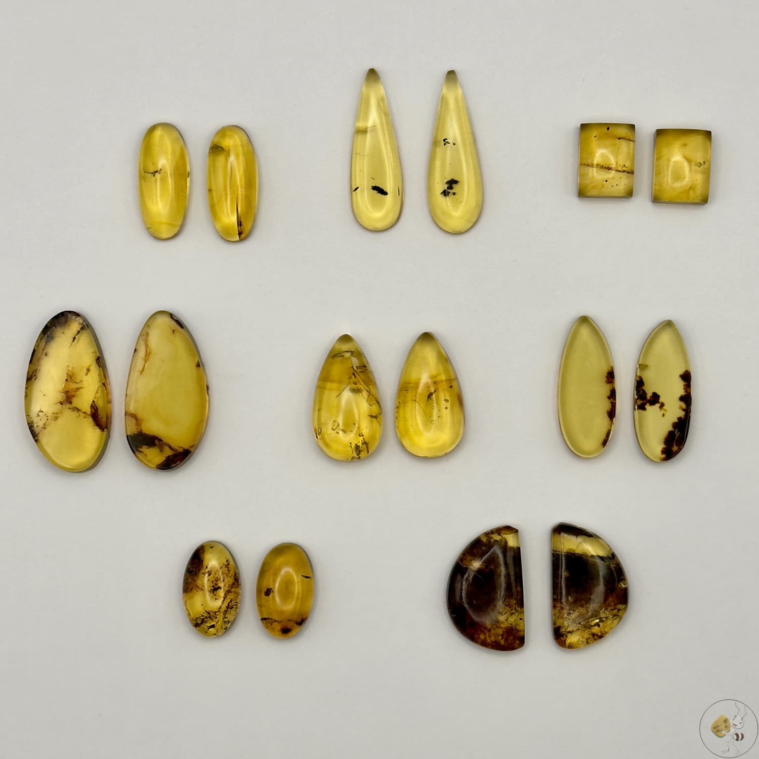 Paire de cabochons en ambre naturel du Mexique – vue d'ensemble | Formiga Loca