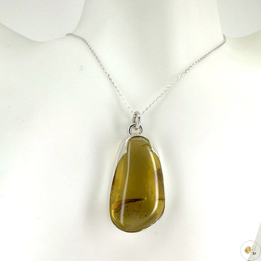 Pendentif en ambre naturel avec inclusion, monté en argent 925/950-01