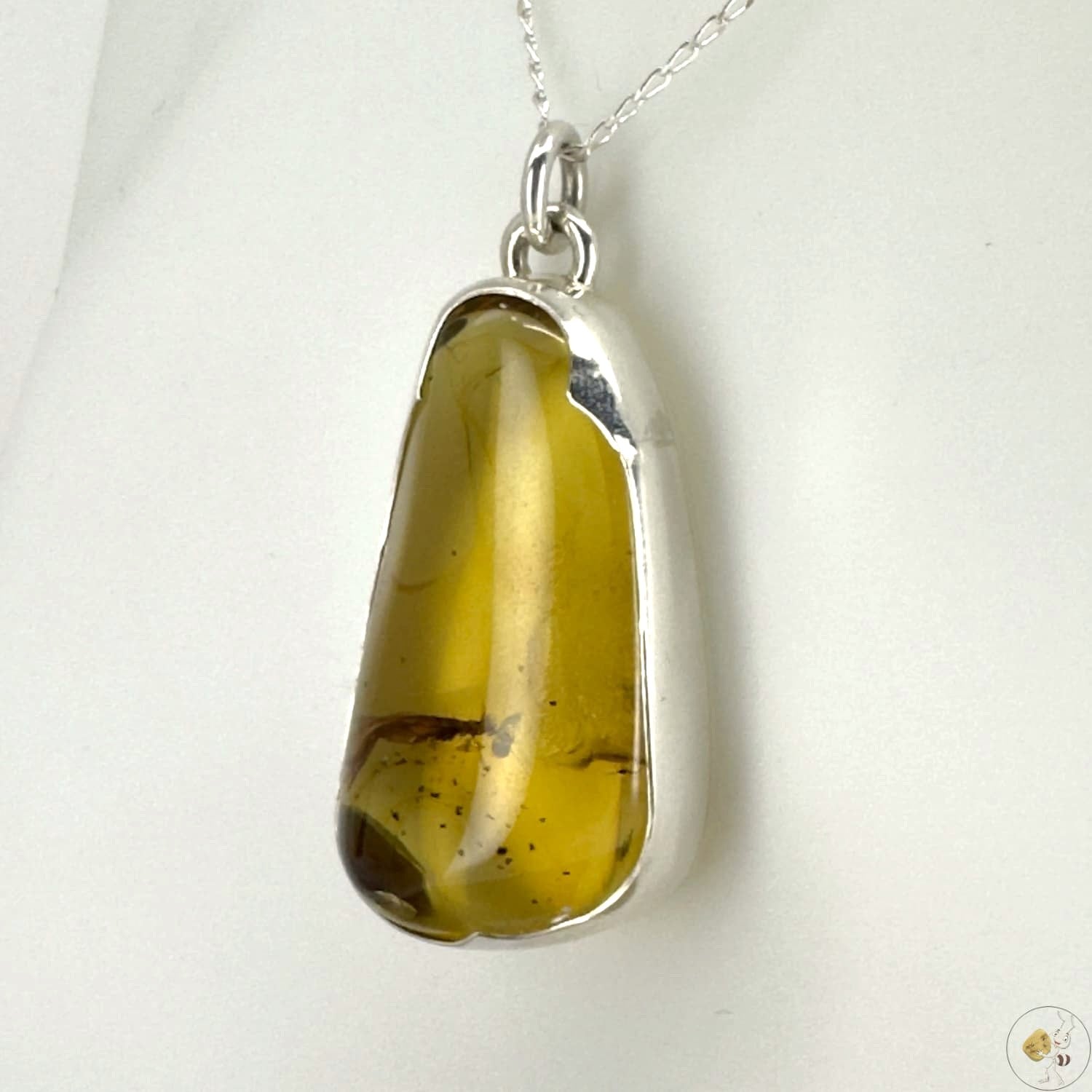 Pendentif en ambre naturel avec inclusion, monté en argent 925/950-03