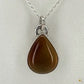 Pendentif goutte en ambre rouge naturelle monté sur argent 925/950, bijou artisanal signé Formiga Loca-02