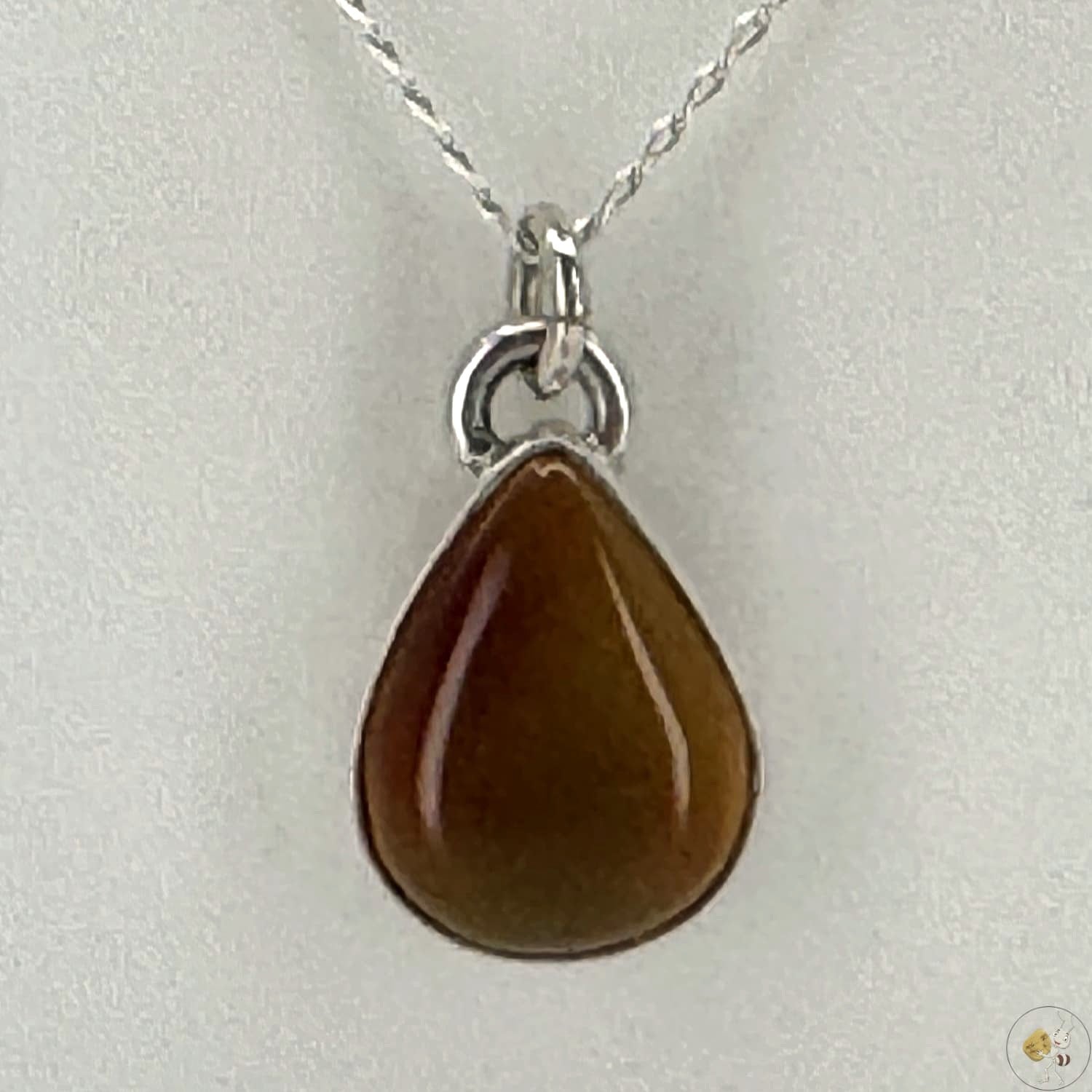 Pendentif goutte en ambre rouge naturelle monté sur argent 925/950, bijou artisanal signé Formiga Loca-02