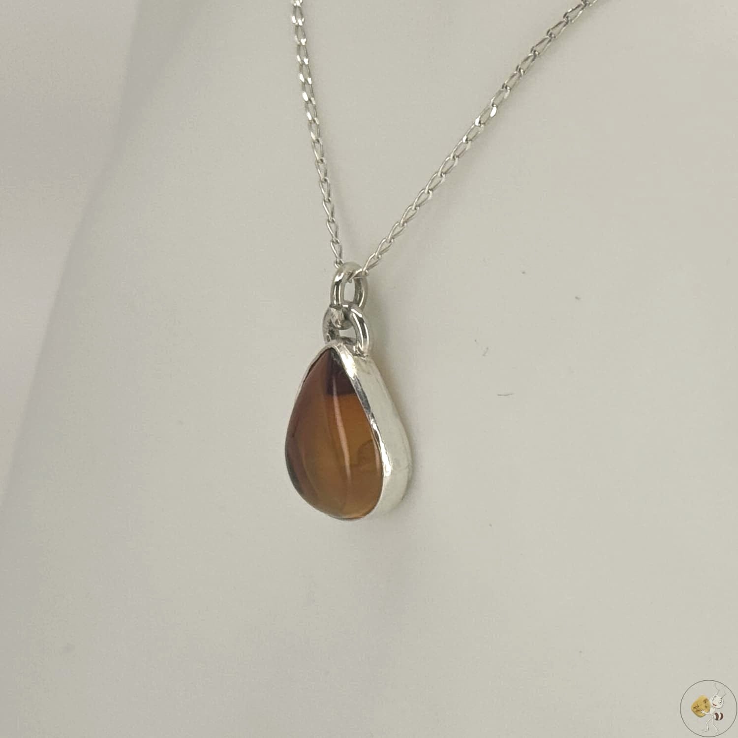 Pendentif goutte en ambre rouge naturelle monté sur argent 925/950, bijou artisanal signé Formiga Loca-03