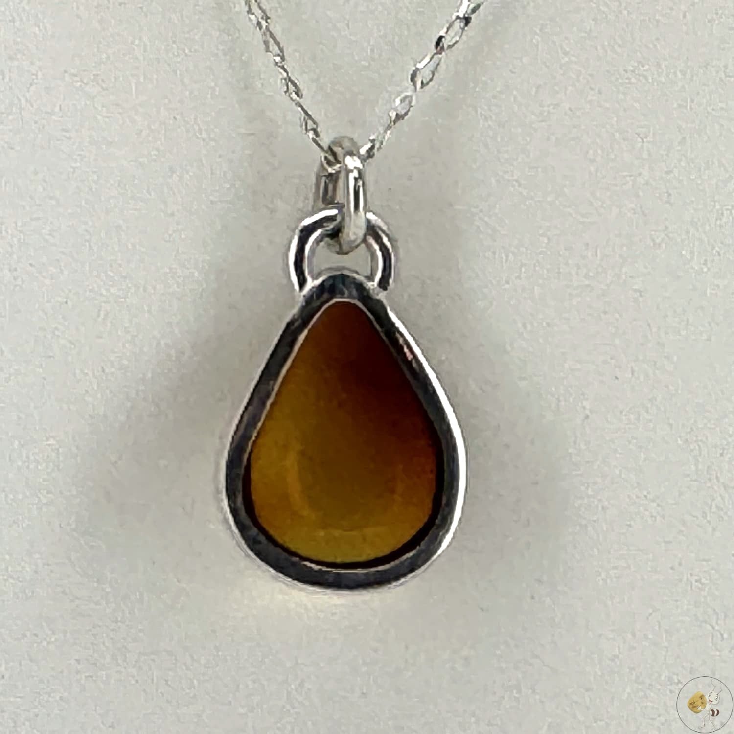 Pendentif goutte en ambre rouge naturelle monté sur argent 925/950, bijou artisanal signé Formiga Loca-04