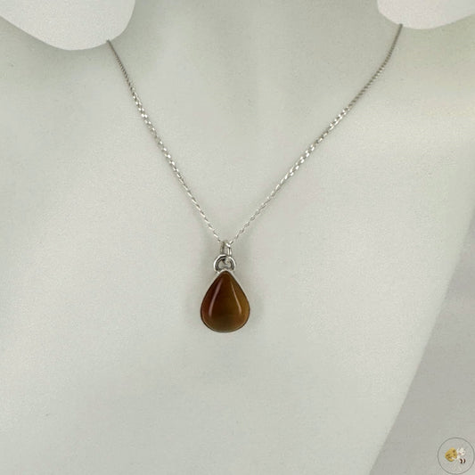 Pendentif goutte en ambre rouge naturelle monté sur argent 925/950, bijou artisanal signé Formiga Loca-01
