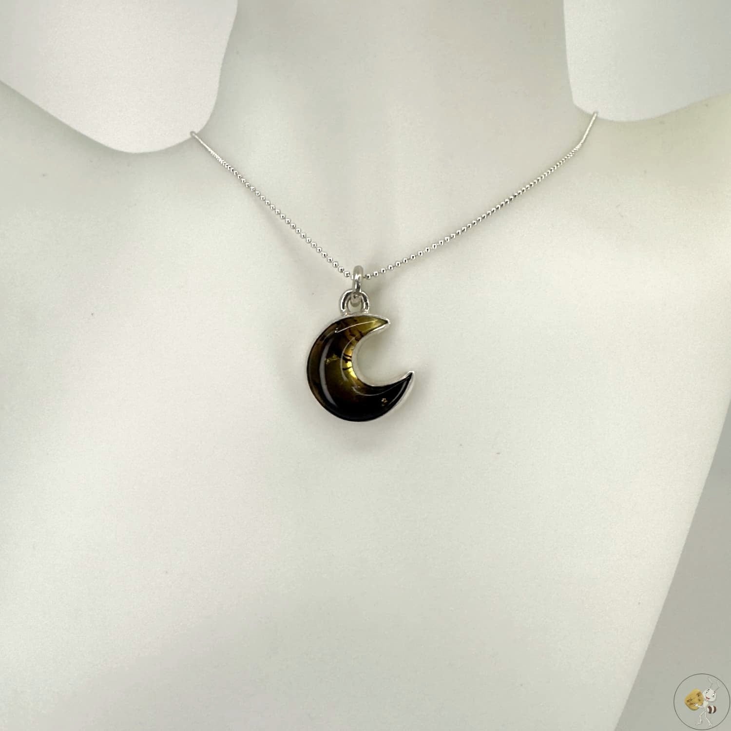 Pendentif lune en ambre naturelle monté sur argent 925/950, création artisanale unique signée Formiga Loca-01
