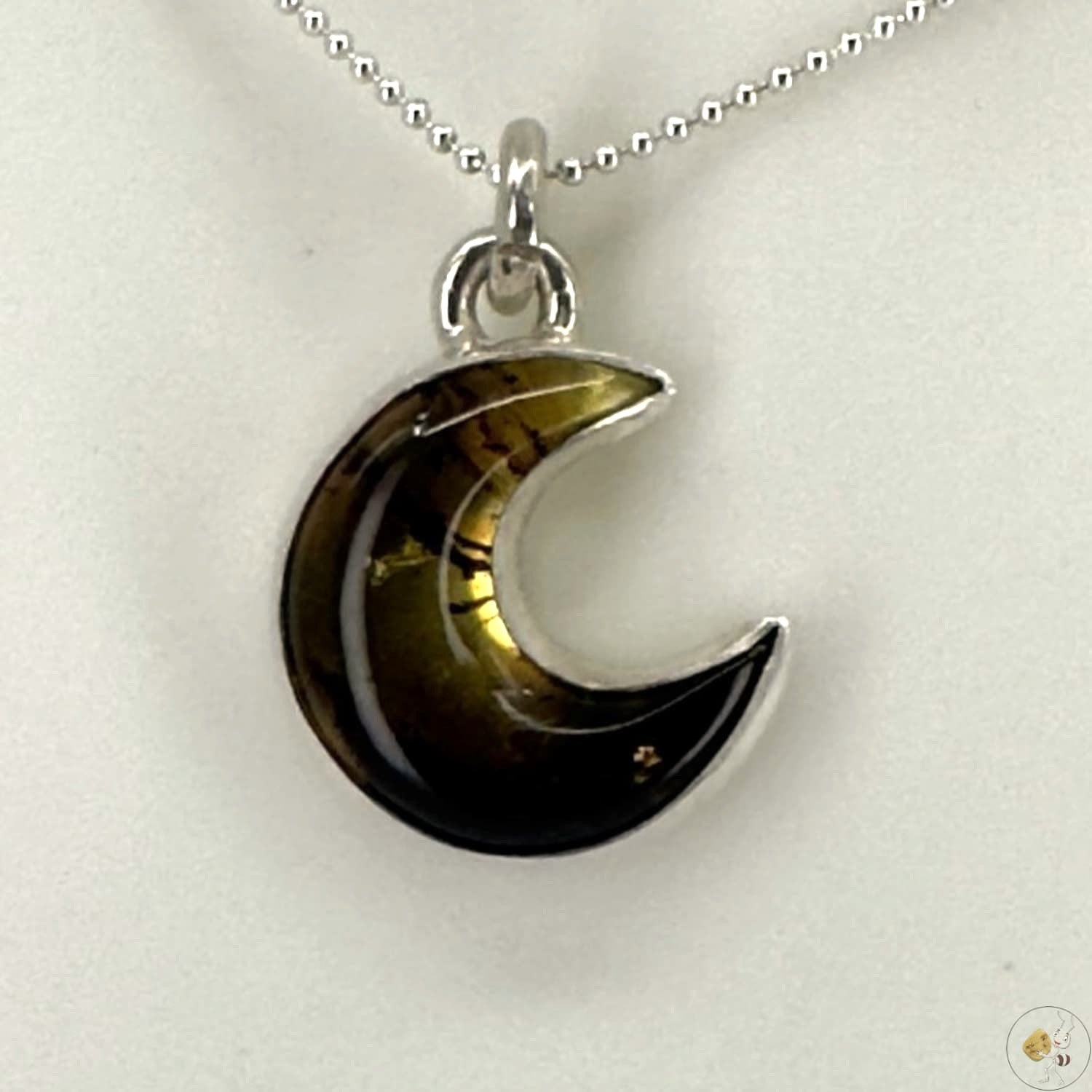 Pendentif lune en ambre naturelle monté sur argent 925/950, création artisanale unique signée Formiga Loca-02