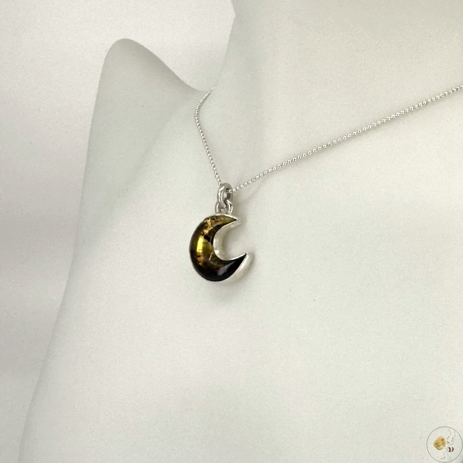 Pendentif lune en ambre naturelle monté sur argent 925/950, création artisanale unique signée Formiga Loca-03