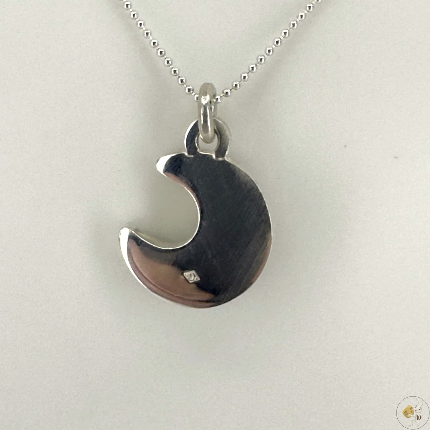 Pendentif lune en ambre naturelle monté sur argent 925/950, création artisanale unique signée Formiga Loca-04