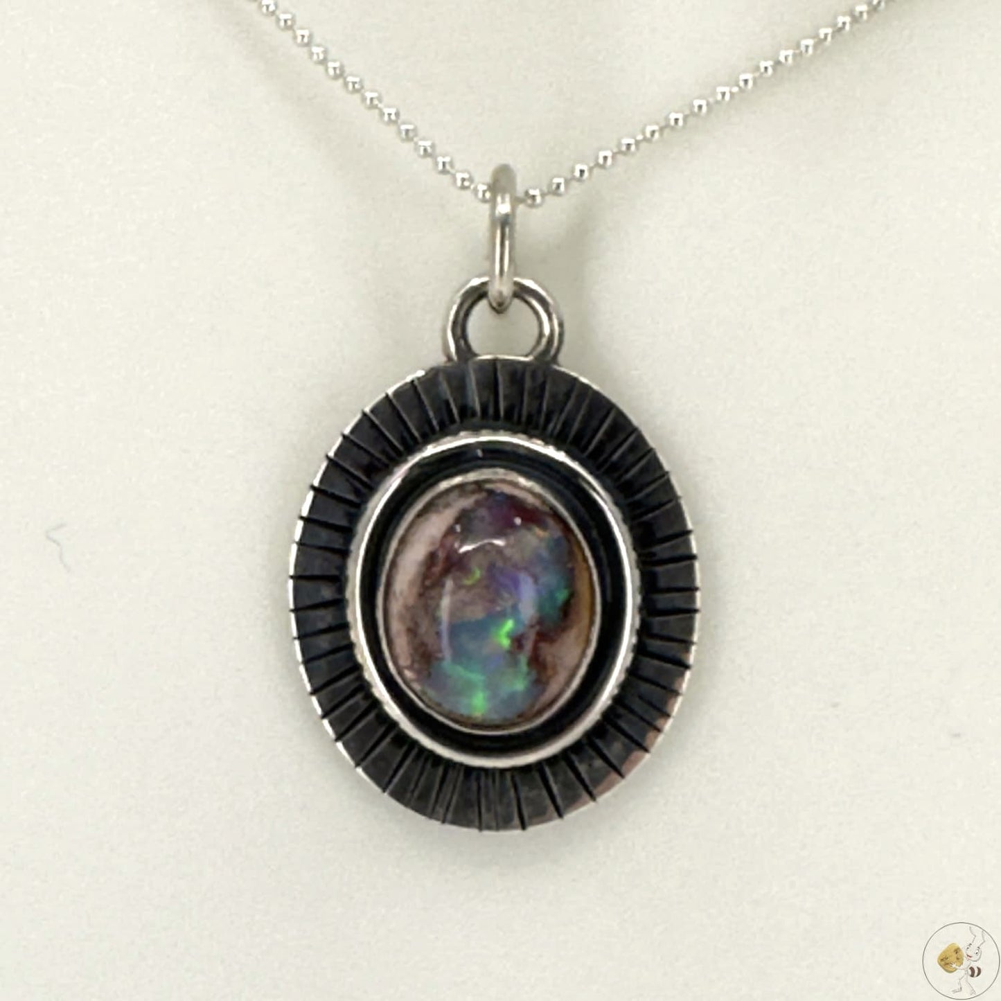 Pendentif artisanal en argent 925/950 avec opale aux reflets multicolores éclatants – Formiga Loca-01