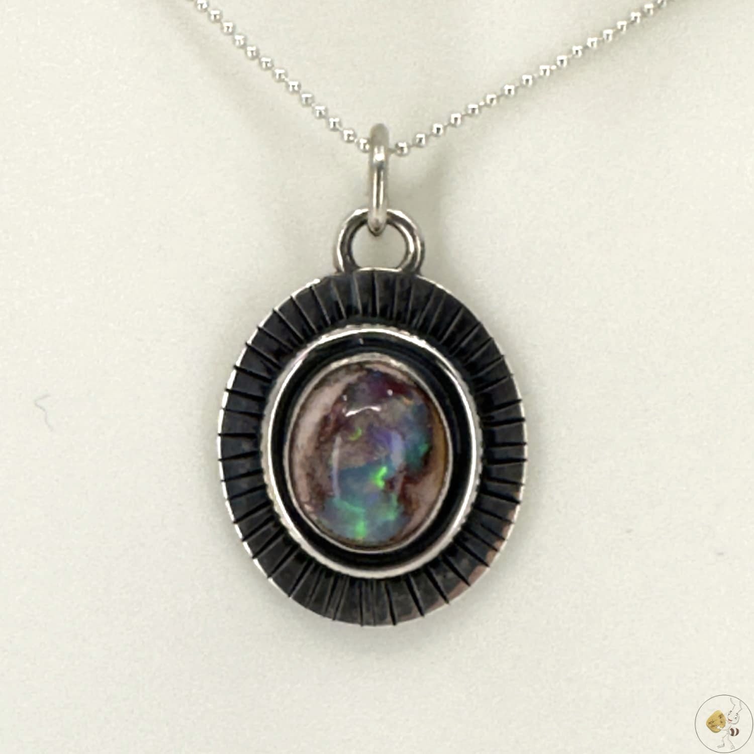 Pendentif artisanal en argent 925/950 avec opale aux reflets multicolores éclatants – Formiga Loca-01