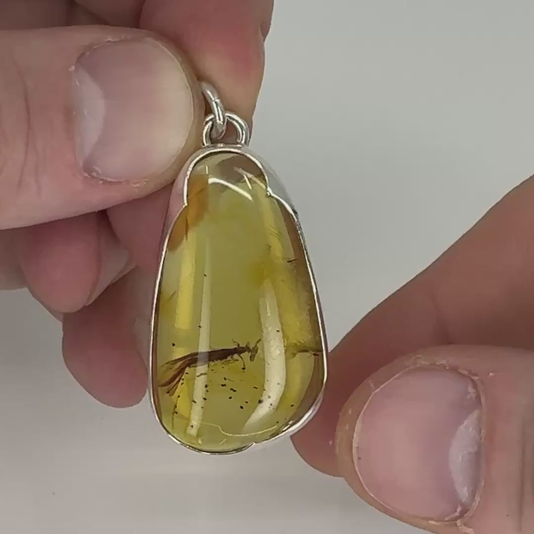 Pendentif en ambre naturel avec inclusion, monté en argent 925/950-07