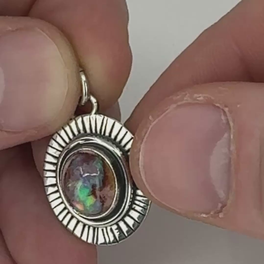 Pendentif artisanal en argent 925/950 avec opale aux reflets multicolores éclatants – Formiga Loca-05