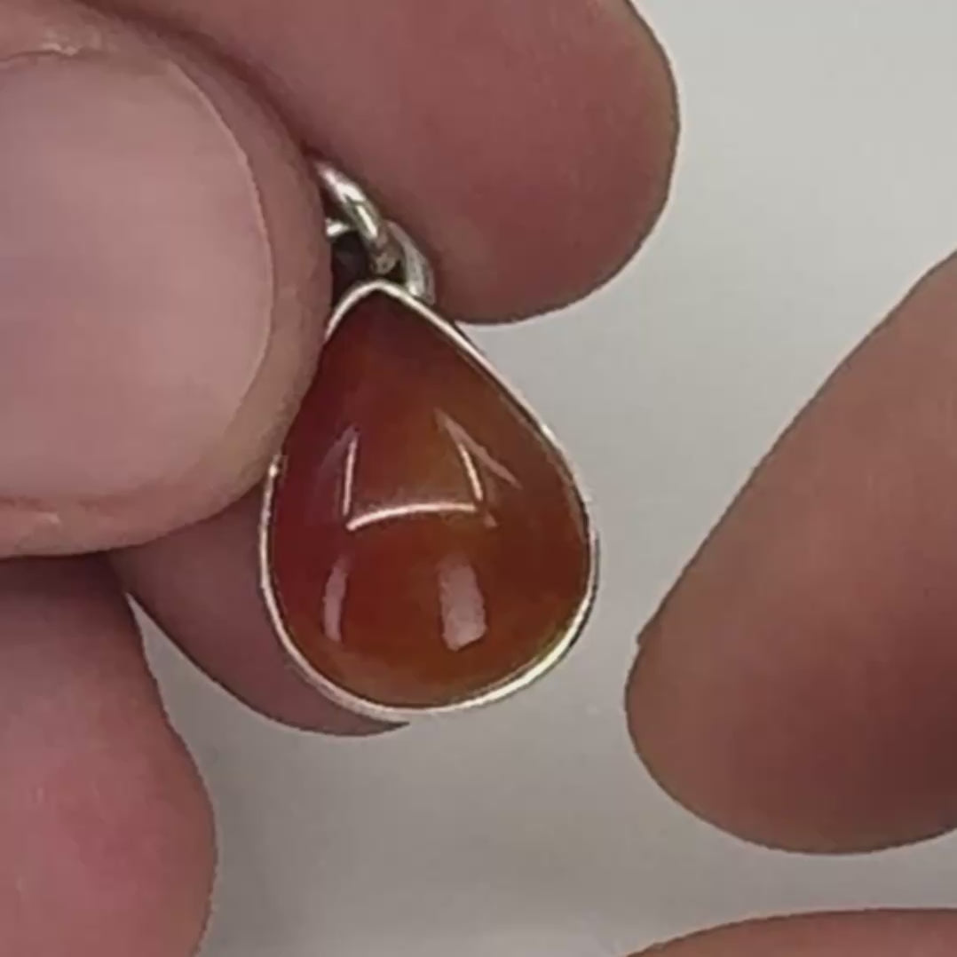Pendentif goutte en ambre rouge naturelle monté sur argent 925/950, bijou artisanal signé Formiga Loca-05