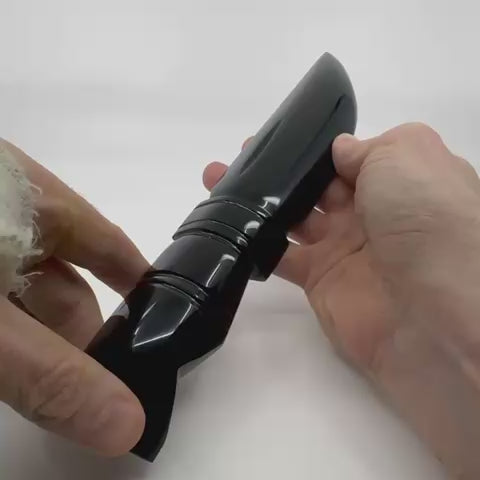 Couteau en obsidienne noire sculptée, 28 cm, lame polie et manche taillé artisanalement.